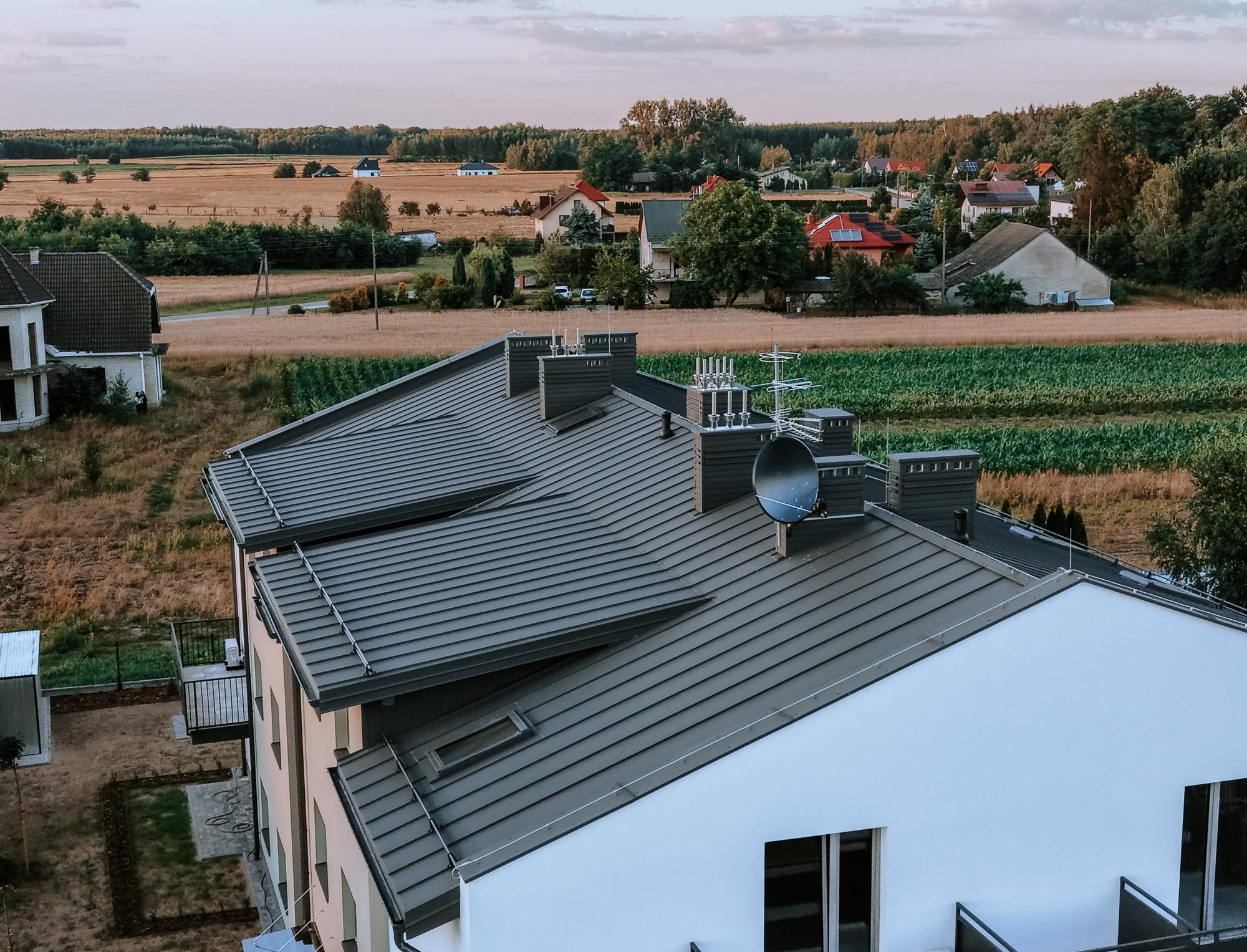 Postęp budowy Mielecka 9 - lipiec 2026 - dach i otoczenie budynku